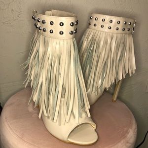 Cream Heel w/Fringe Design✨2/$25✨
